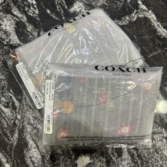 1 NEW Coach Corner Zip Wristlet In Signature Canvas With Ornament Print - Picture 4 of 4